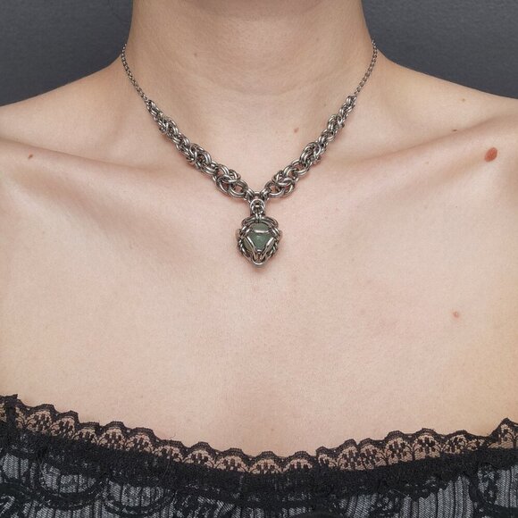 Gothic chunky silver choker necklace ✦ Green caged pearl chainmaille necklace - Picture 2 of 8